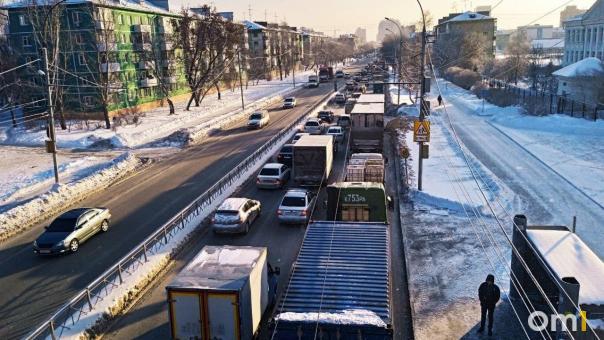 Вечером в пятницу Омск встал в десятибалльные пробки