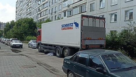 Уносит жизнь: грузовик насмерть сбил пенсионерку в Новосибирске