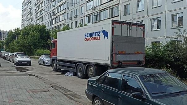 Уносит жизнь: грузовик насмерть сбил пенсионерку в Новосибирске