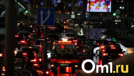 Столкнулись сразу шесть машин: из-за утреннего дождя в Омске произошло множество аварий