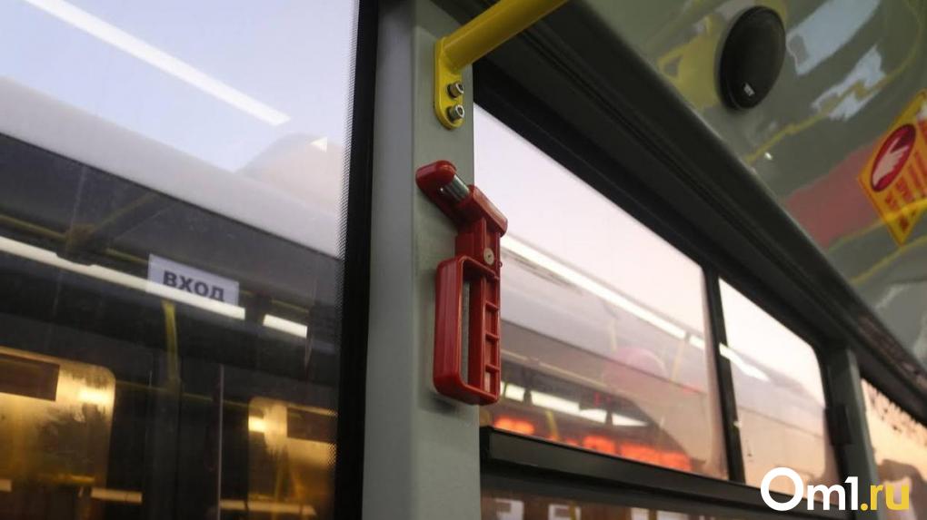 В Омске водитель автобуса запер пассажиров в салоне из-за зажатой кнопки «СТОП»