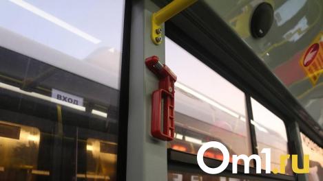 В Омске водитель автобуса запер пассажиров в салоне из-за зажатой кнопки «СТОП»