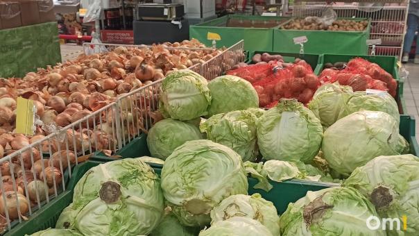 В Омске подешевел репчатый лук, морковь, виноград и картофель