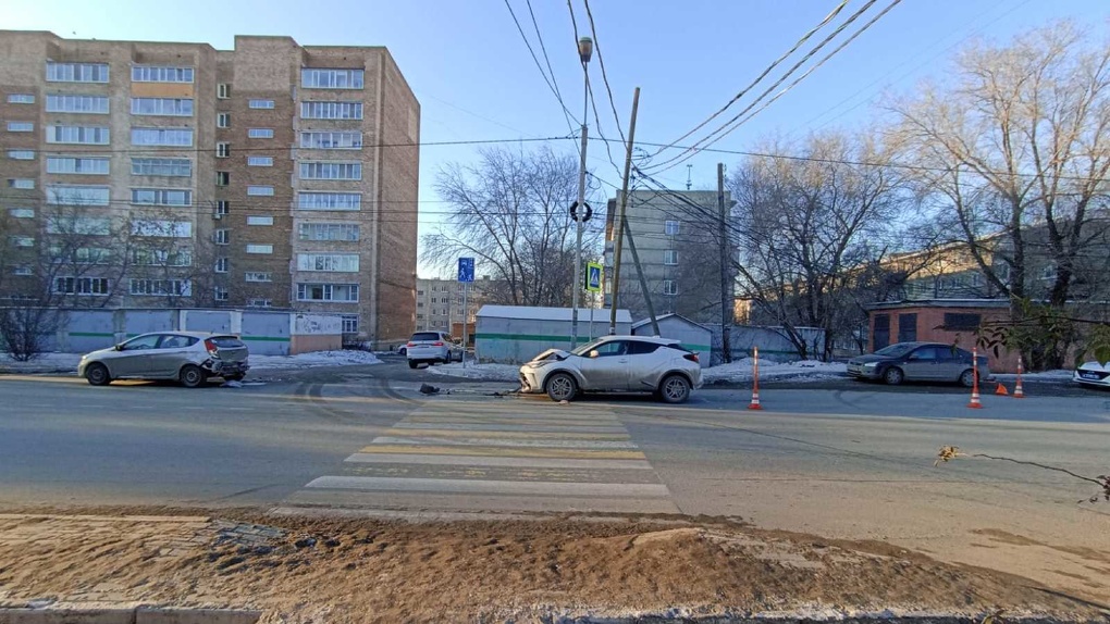В Омске из-за столкновения двух автомобилей пострадала девушка-пешеход