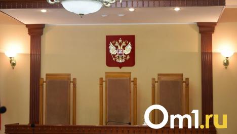 Омскому слесарю на производстве зажало прессом грудную клетку