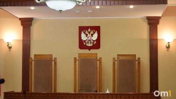 Омскому слесарю на производстве зажало прессом грудную клетку