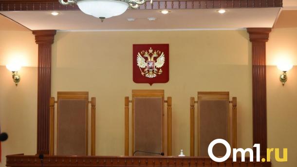 Омскому слесарю на производстве зажало прессом грудную клетку