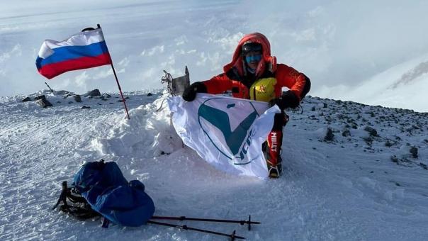 Альпинист Суходеев поднял флаг новосибирского спортивного клуба на Эверест
