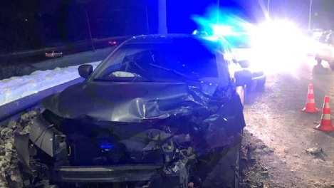 На омском путепроводе столкнулись два авто