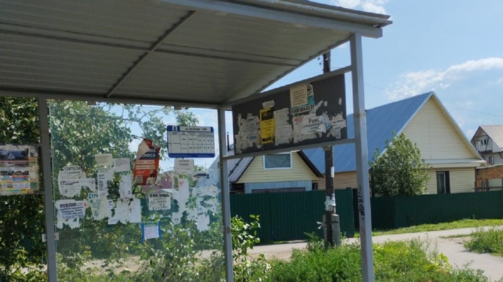 В Порт-Артуре Омска у остановочного павильона целый год выбиты почти все стёкла