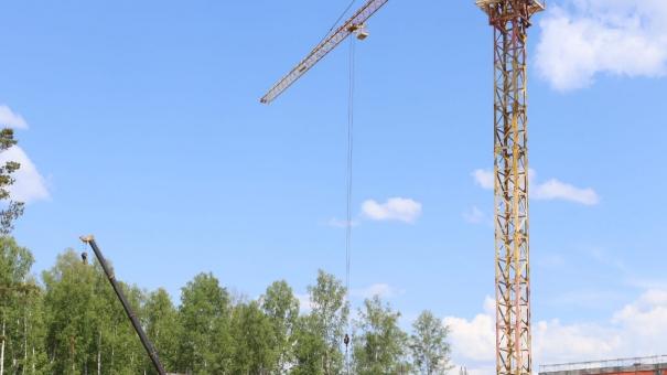 В Новосибирске загорелась крыша многоэтажного дома в микрорайоне «Европейский берег»