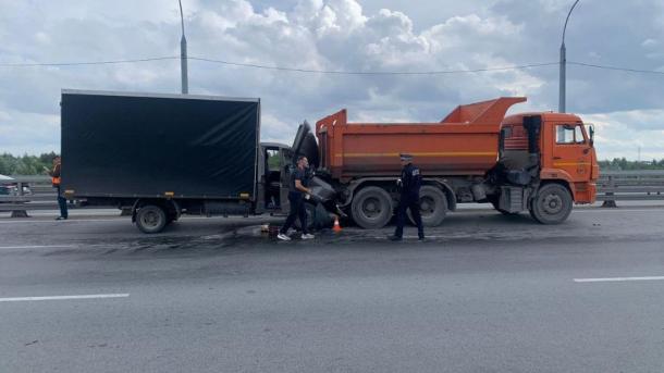 «Газель» с пассажирами въехала в КамАЗ на Бугринском мосту в Новосибирске