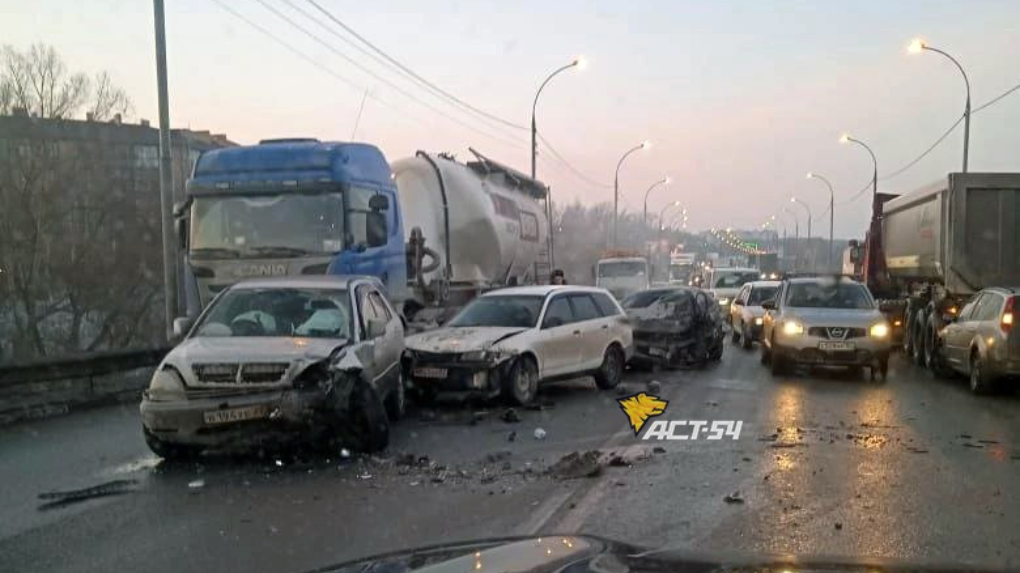 Массовая авария парализовала движение на Бердском шоссе в Новосибирске