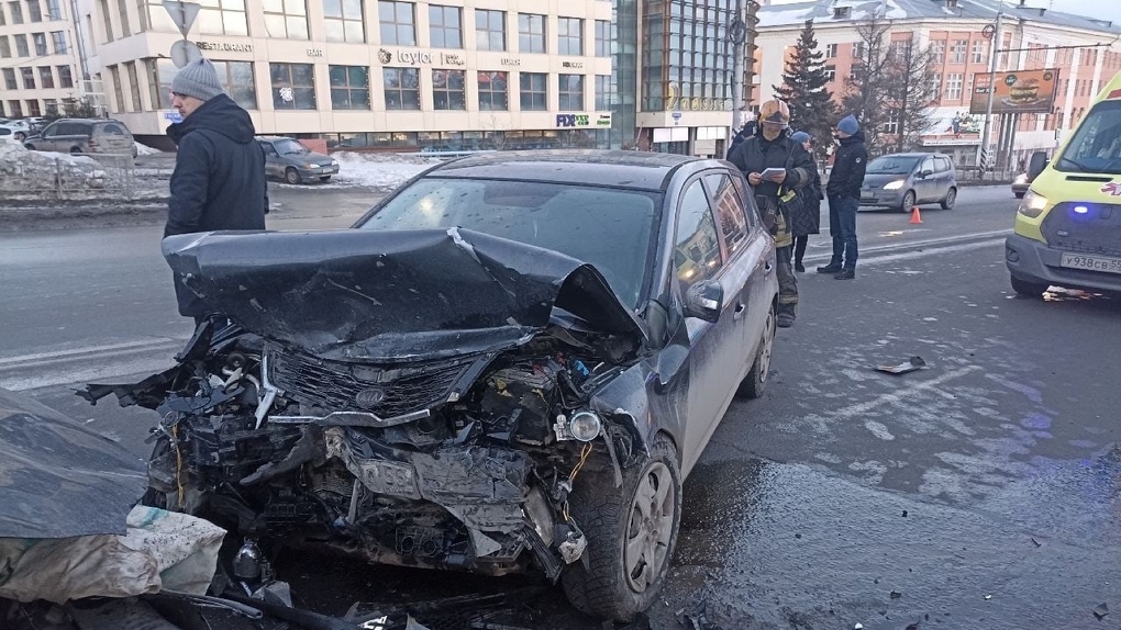 «На коленках из машины выполз». В центре Омска произошло ужасное ДТП с пострадавшими