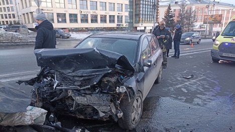 «На коленках из машины выполз». В центре Омска произошло ужасное ДТП с пострадавшими