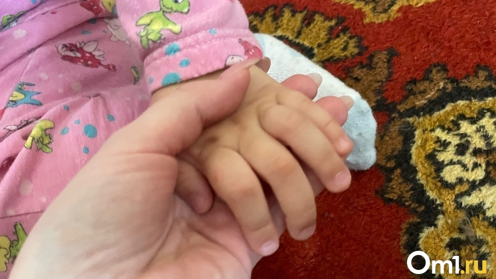 Двухлетнему ребёнку зажало руку в омском аэропорту во время досмотра