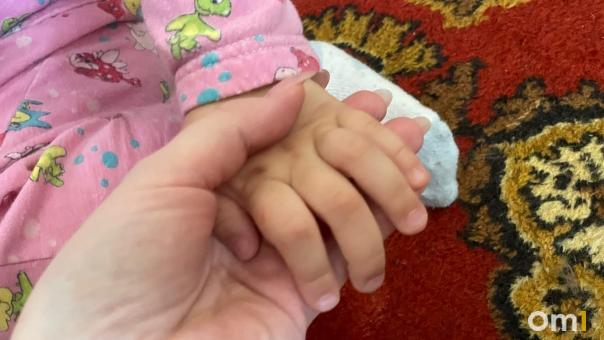 Двухлетнему ребёнку зажало руку в омском аэропорту во время досмотра