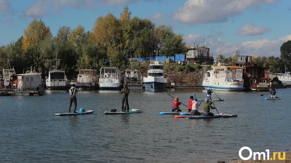 130 человек устроили заплыв на сапах в День города Новосибирска