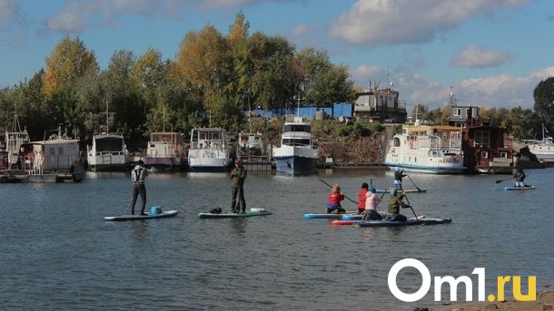 130 человек устроили заплыв на сапах в День города Новосибирска
