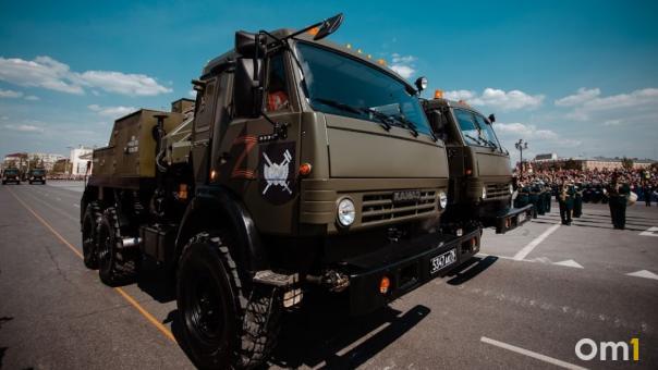 В центре Омска была замечена военная техника