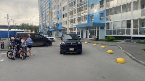 Водитель дважды наехал на шестилетнего ребёнка во дворе дома в Новосибирске