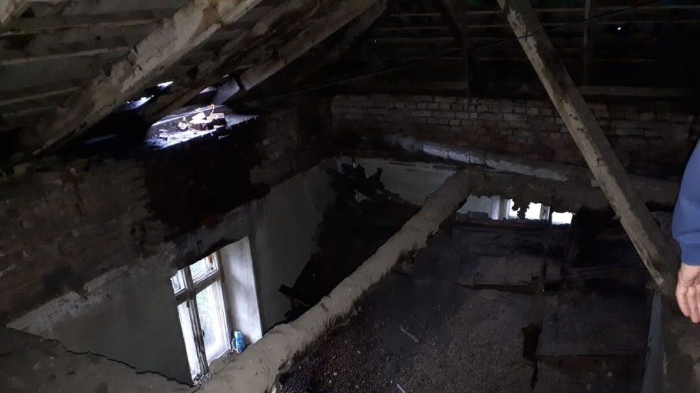 В многоквартирном доме в Омске обрушился потолок из-за сильного ливня