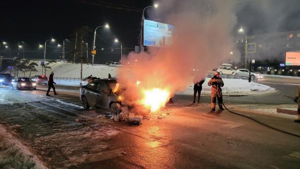 Был на газе: из-за замыкания загорелась иномарка в центре Омска