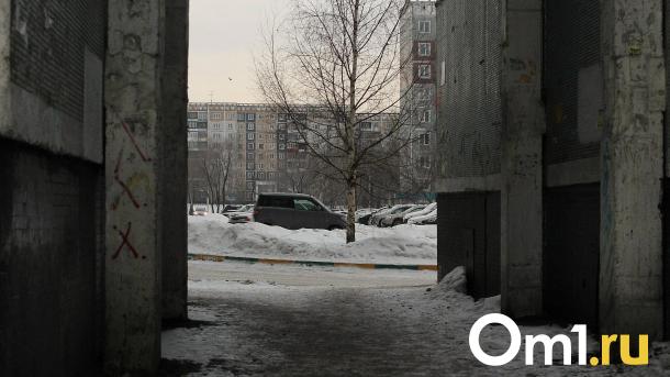 В Омске в доме на улице Богдана Хмельницкого рухнул козырёк подъезда