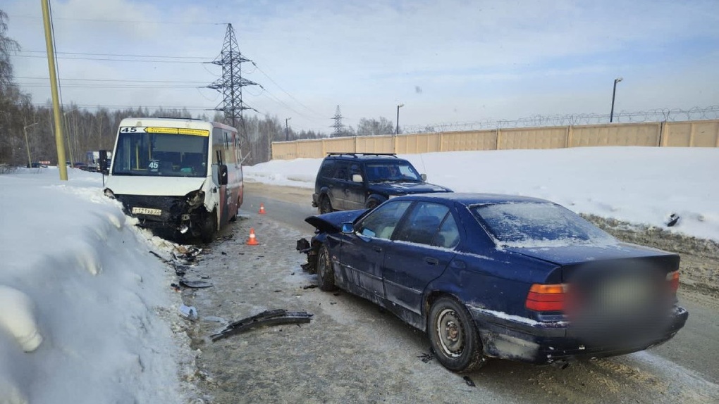 Три ребёнка и взрослые пострадали при столкновении иномарки с маршруткой в Новосибирске