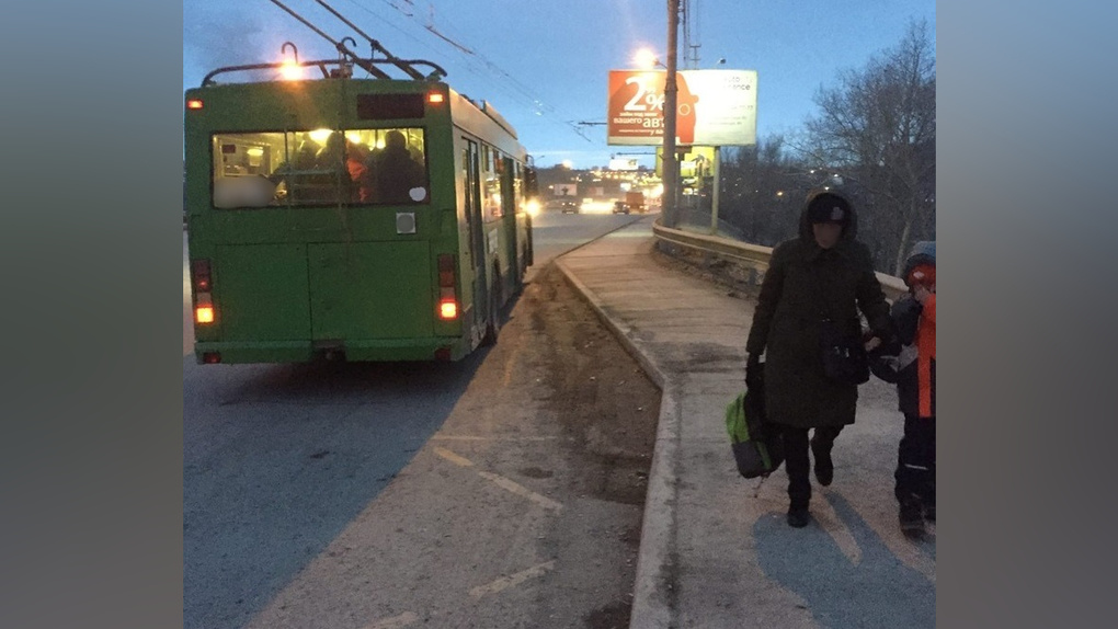Крики и слёзы: мальчику прижало руку дверьми троллейбуса в Новосибирске