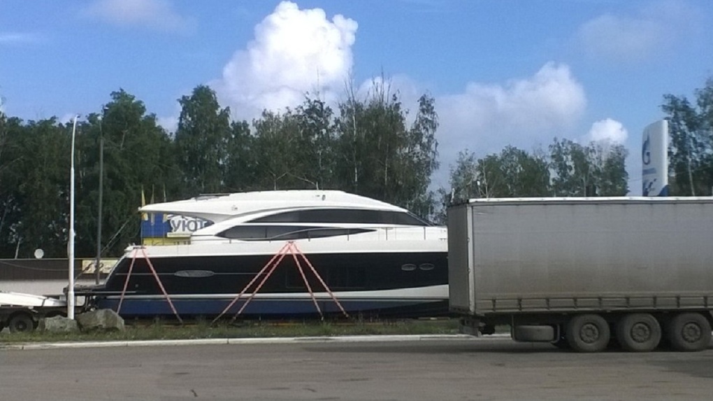 По дорогам Омской области везли 12-метровую яхту на тягаче