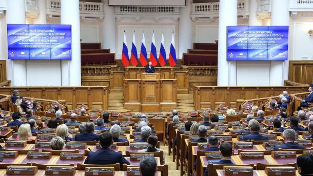 Президент РФ Владимир Путин встретился с российскими законодателями