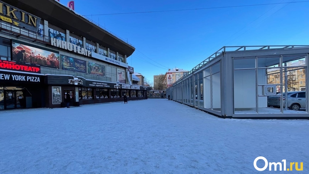 Вид на «Кристалл» в Омске перекрыли новыми киосками