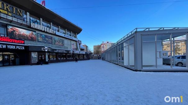 Вид на «Кристалл» в Омске перекрыли новыми киосками