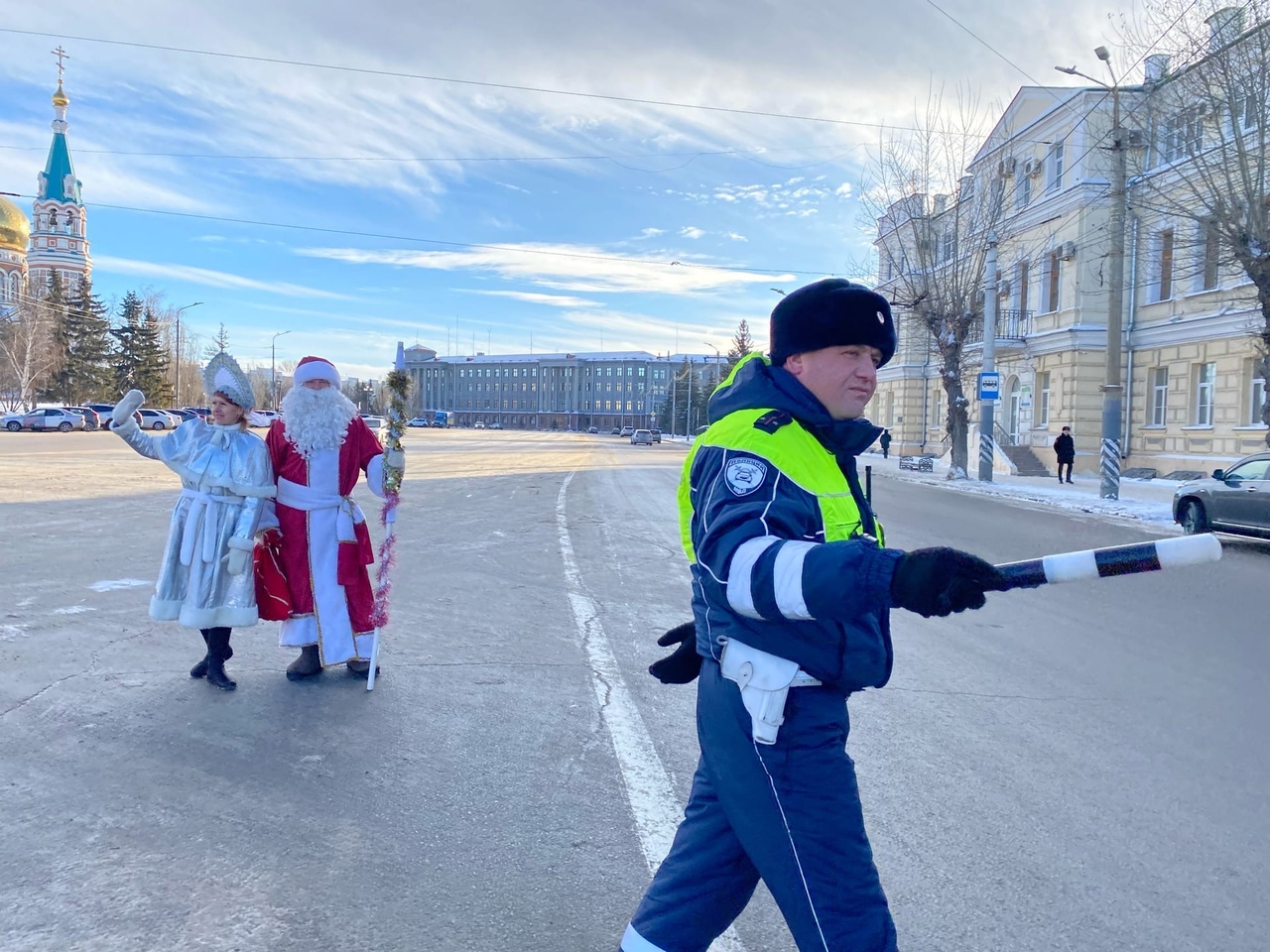 В центре Омска Дед Мороз и Снегурочка раздавали подарки горожанам |  28.12.2022 | Омск - БезФормата