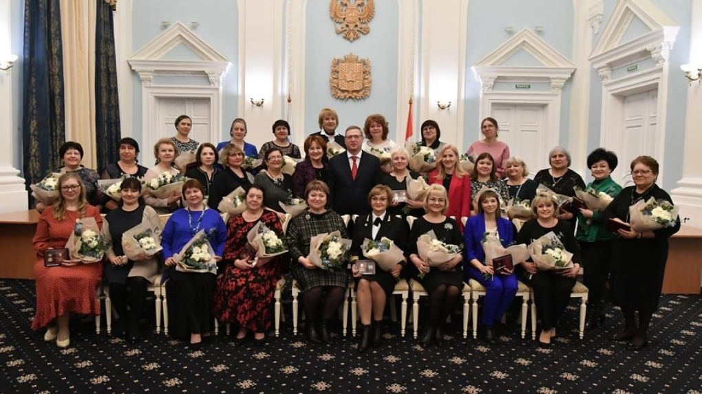 Губернатор Александр Бурков к 8 марта наградил медалями и орденами выдающихся омичек