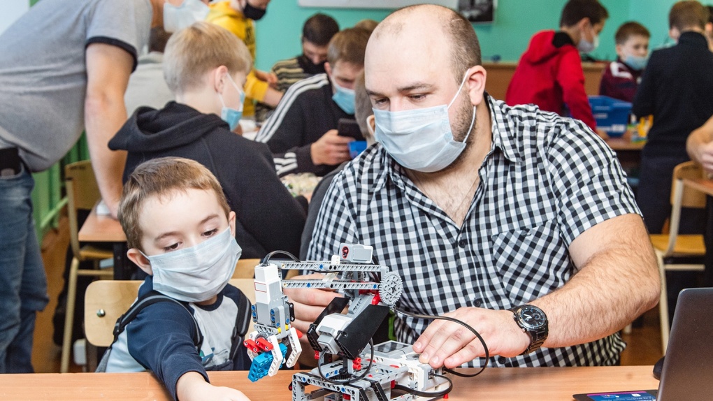 Омский НПЗ помог открыть семейную школу робототехники