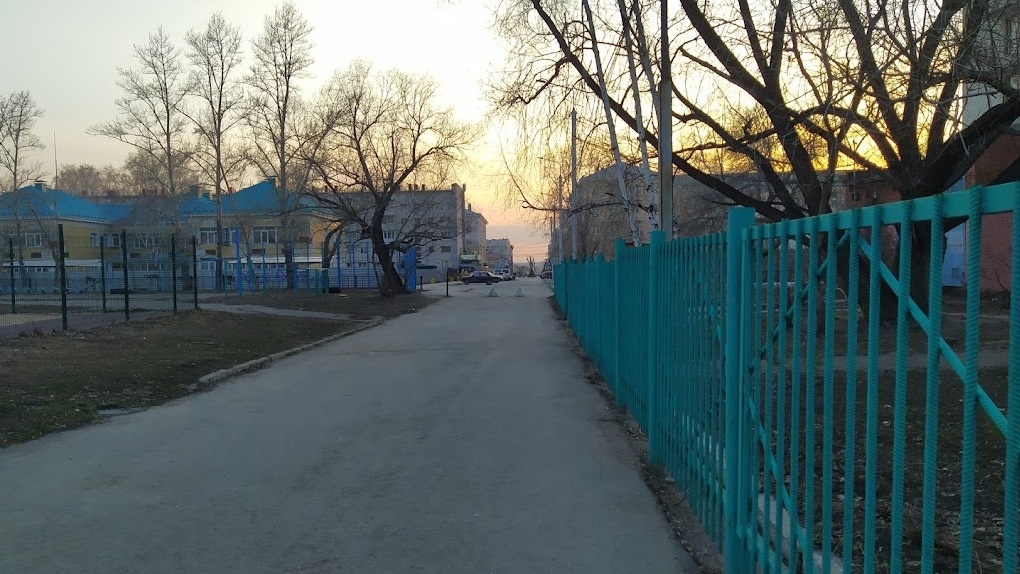 В Омске через суд добились установки пешеходных ограждений на дороге у детского сада