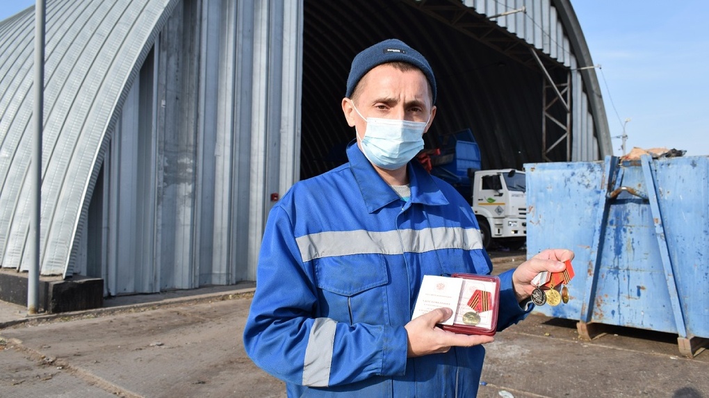 На Омском заводе по сортировке мусора обнаружили медали ветерана Великой Отечественной войны