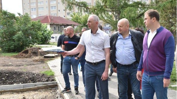 Хоценко и Шелест осмотрели будущее общественное пространство в самом центре Омска