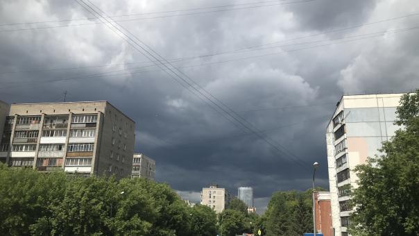 В Новосибирске после сильного дождя затопило улицы на Восточном МЖК