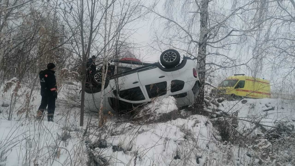 В Новосибирске водитель умер за рулём: машина вылетела с дороги и перевернулась