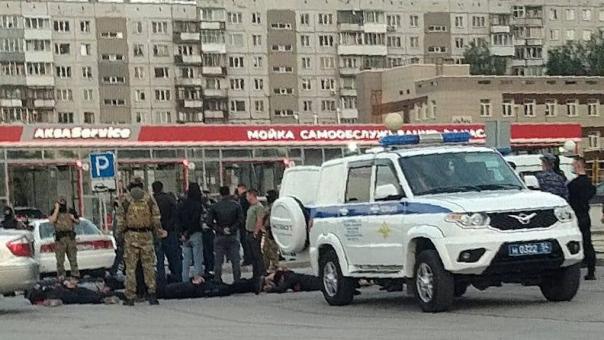 На новосибирской парковке спецназ положил лицом вниз около 20 человек. ОБНОВЛЯЕТСЯ