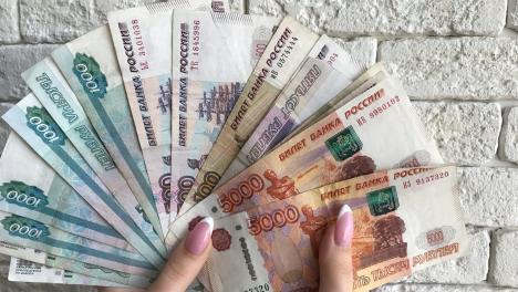 Сибиряки продолжают держать наличность дома в копилках и книгах