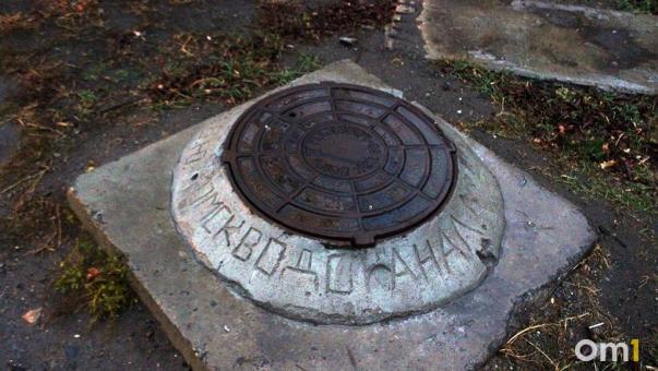 В Омске ищут подрядчика, который за три миллиона отрегулирует крышки колодцев