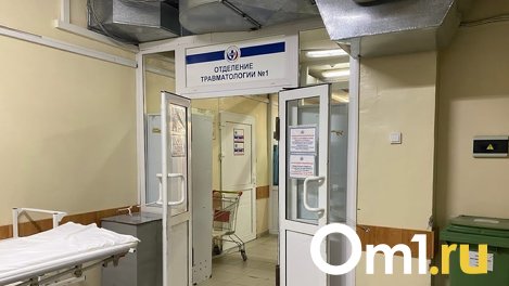 Омича увезли в больницу с пробитой головой из-за падения на территории завода