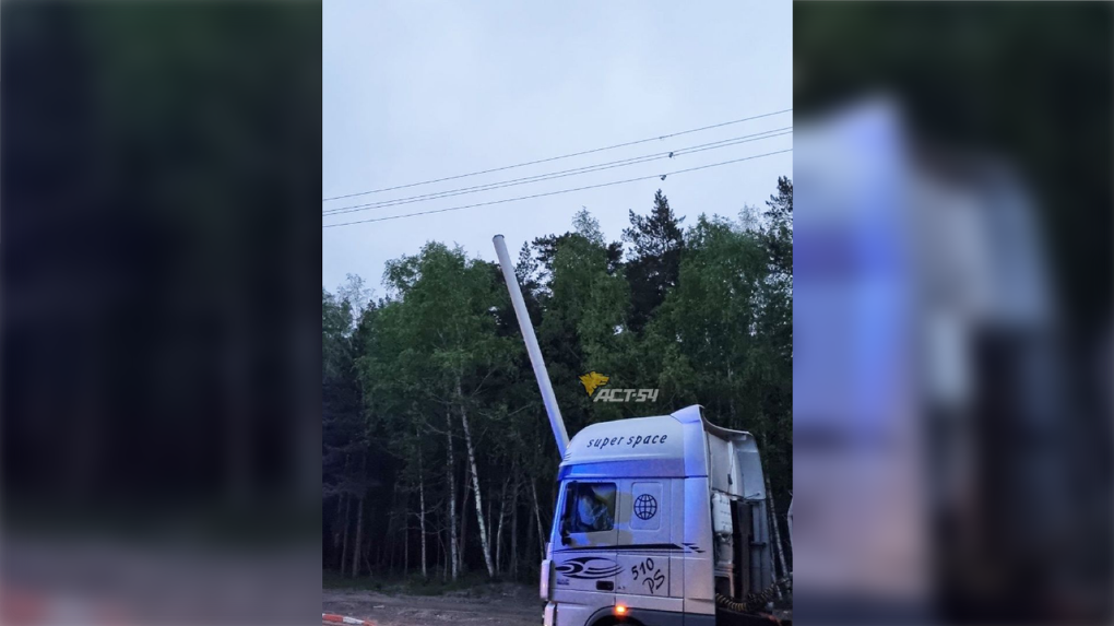 В Новосибирске фура с огнеопасным грузом влетела в столб на Бердском шоссе