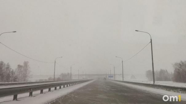 Из-за метели в Омской области ввели ограничение на трассах