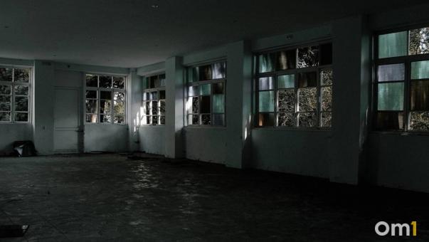 Заброшенную школу в Омской области сдают в аренду за 26 тысяч рублей
