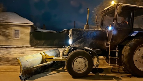 Омские дорожники отчитались, на каких улицах уже убран снег после вчерашней метели. Адреса